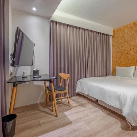 Light Hostel - Тайнань Экстерьер фото
