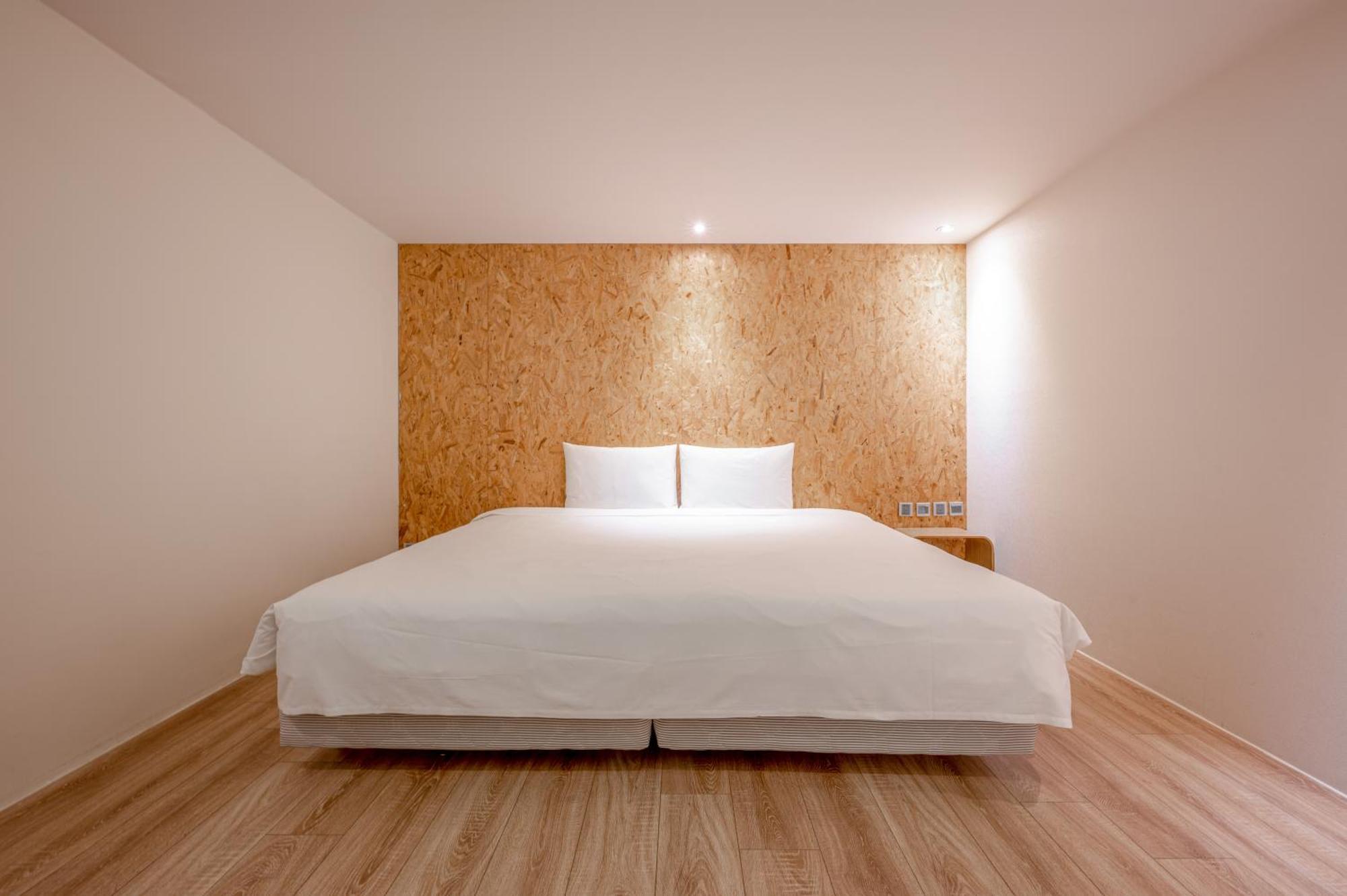 Light Hostel - Тайнань Экстерьер фото